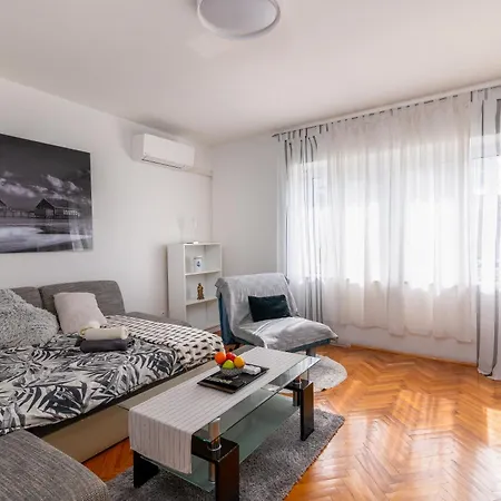 Apartman Milijana Fazana Exterior photo